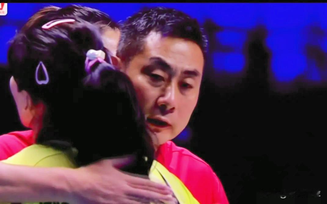 陈方教练这个拥抱很贴心！

昨晚天津女排对云南女排，第二局的时候，妹妹李盈莹因为