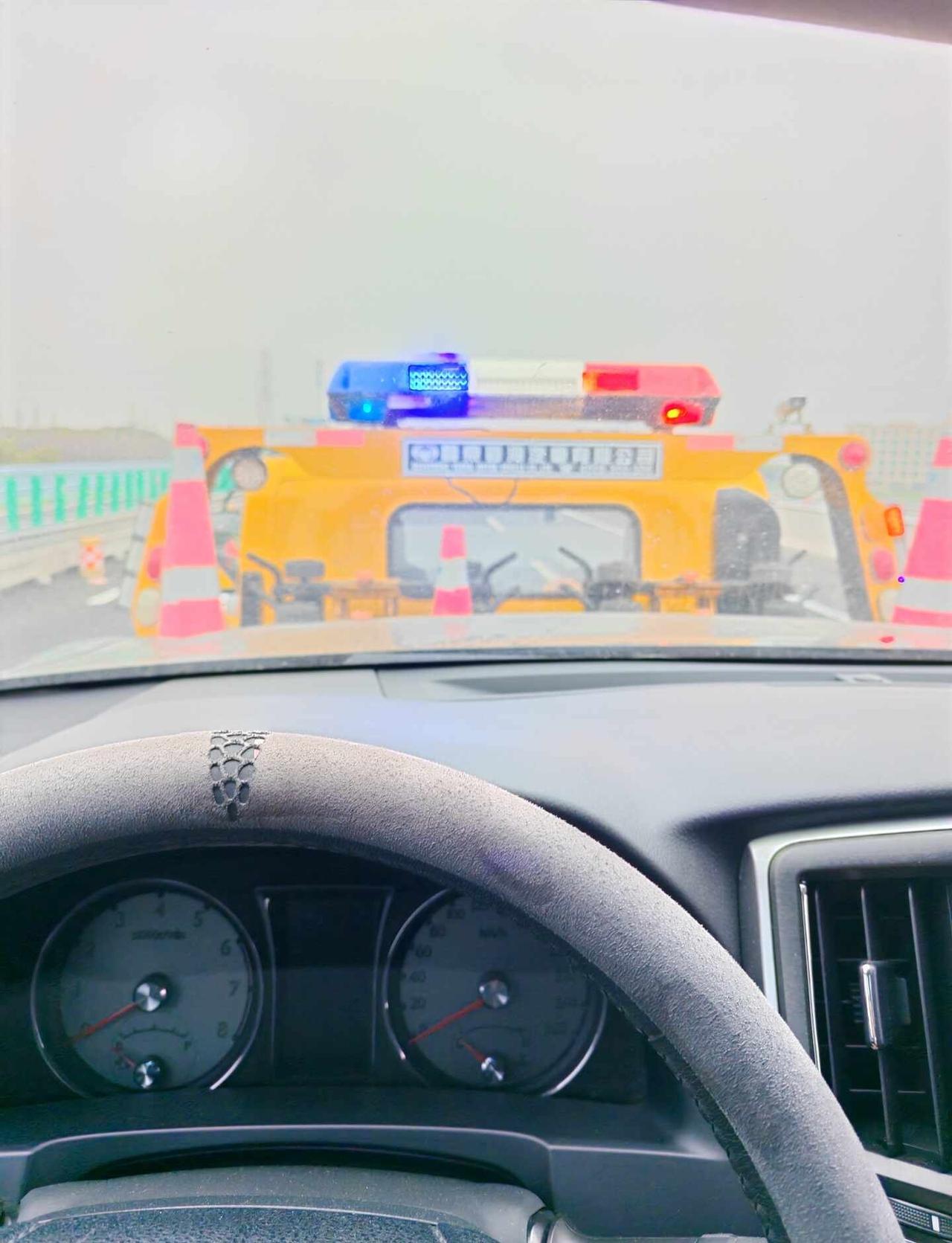 高速救援
人生第一次坐拖车，如果不是担心小可爱会收到惊吓哭闹，其实体验感还行。