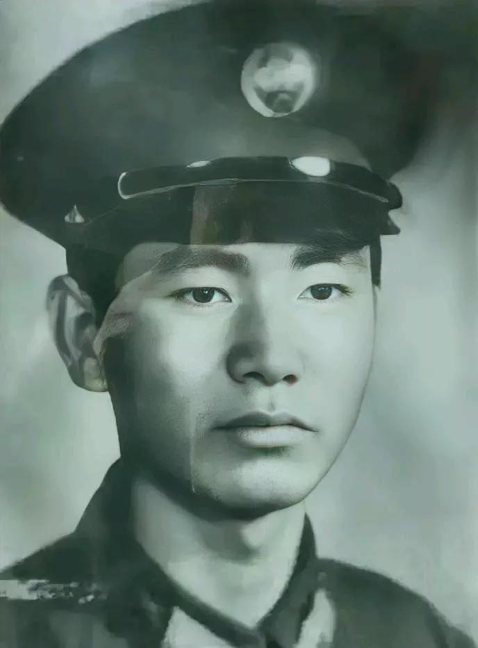 我是在屯里村听老人说起张生荣的，说他是85年当兵，86年死在老鹰嘴12号哨位，一