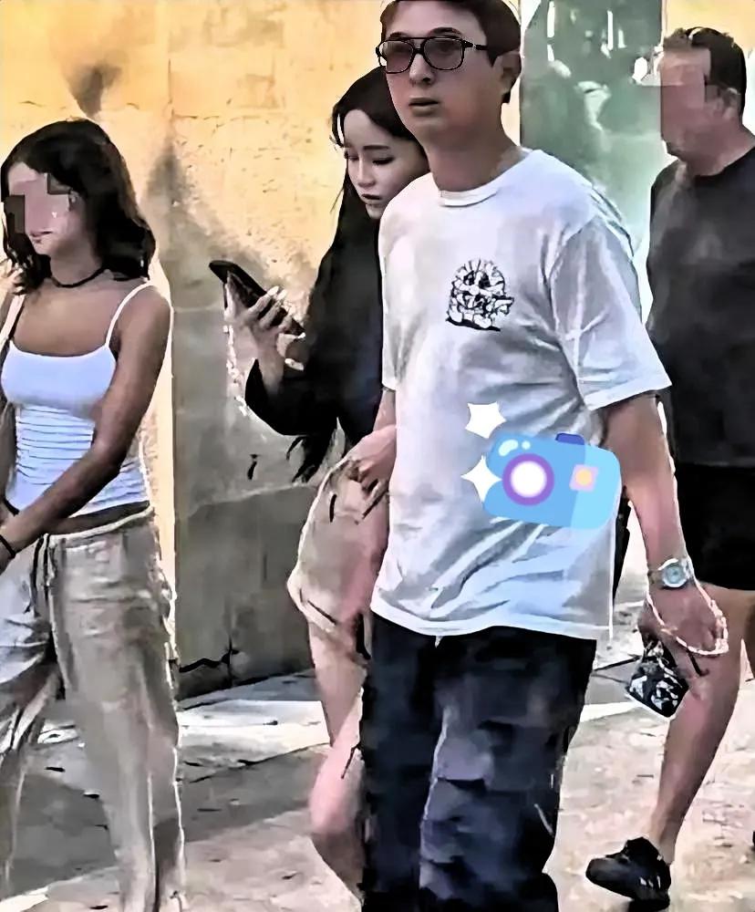 真的被王思聪追女生的路子刷新认知了！
 
据曾与王思聪有过交往的女生及黄一鸣直播