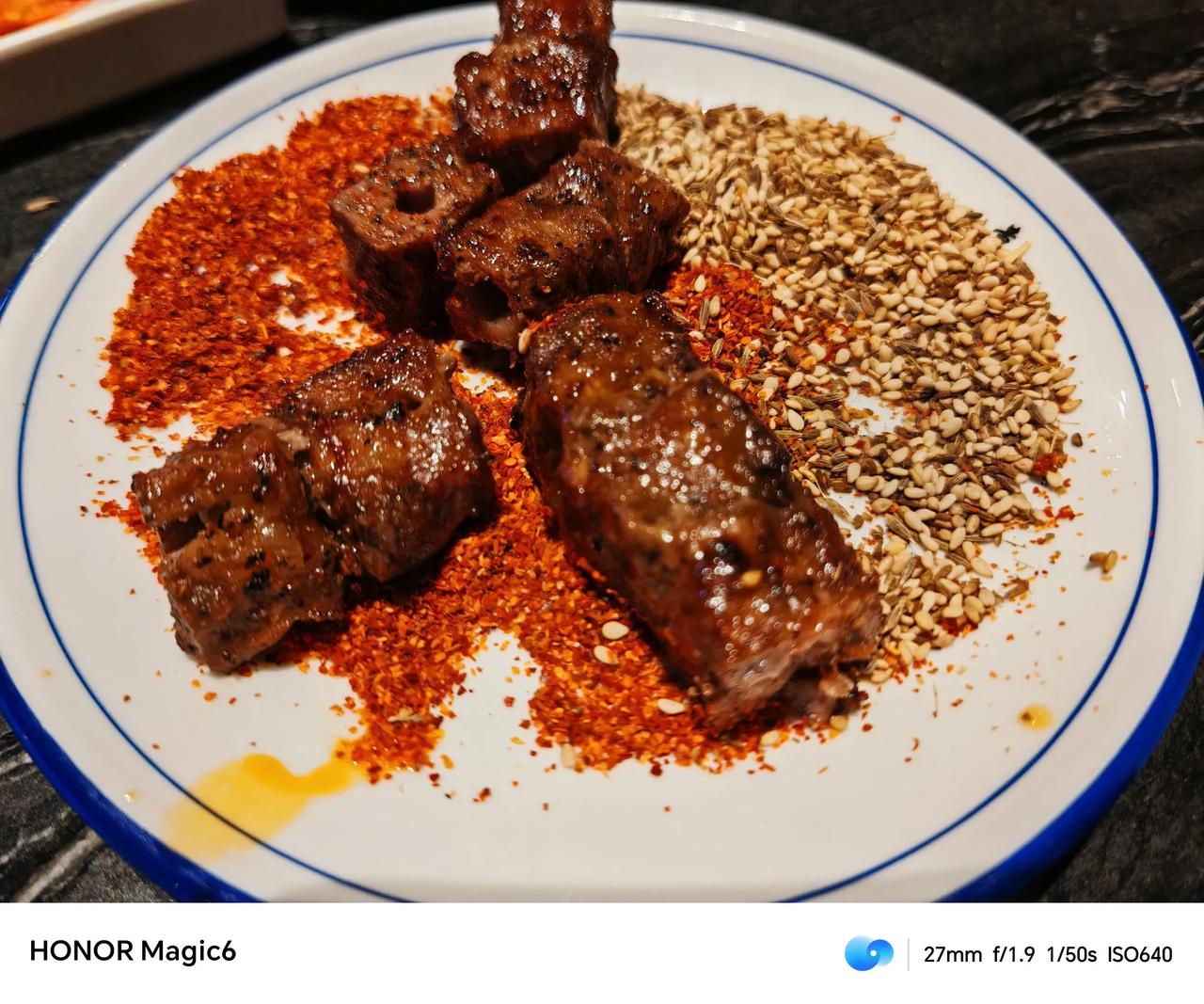 对于夏天来说，没有一顿烧烤是解决不了的！

荣耀Magic6镜头下的肉串、面包片