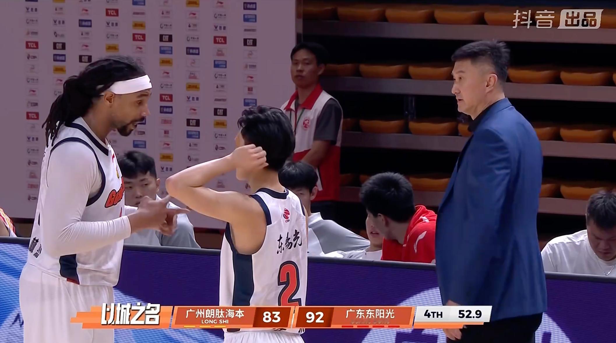 萨林杰连续得分，广东队收比赛，这波真是体现外援差距了。刚刚陈家政的篮板也抢得好，