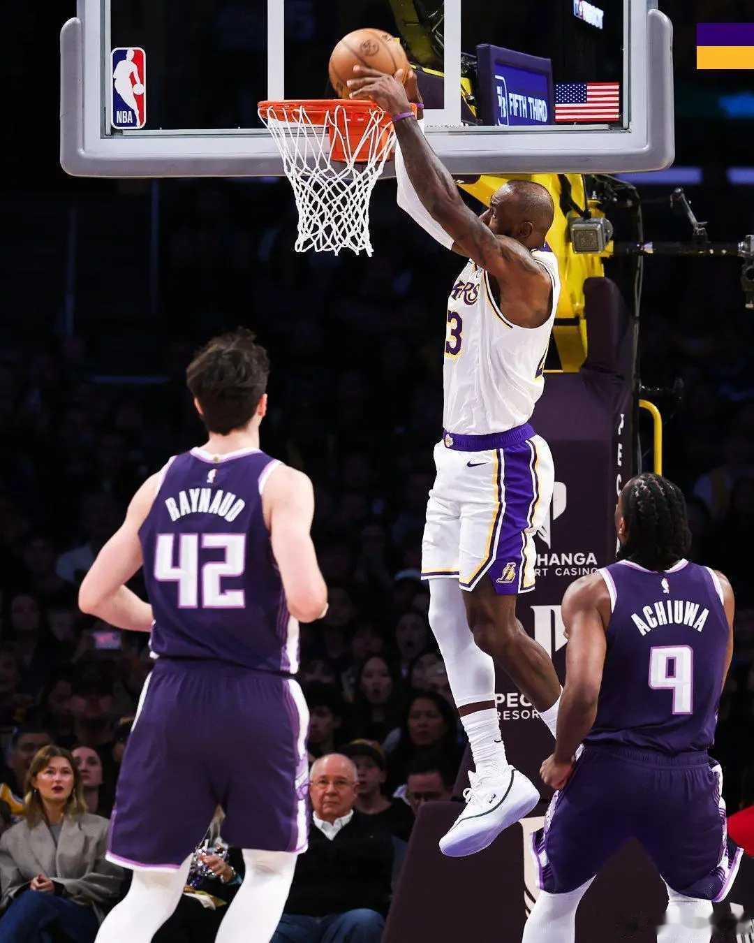 东契奇34+5+7湖人大胜国王结束3连败 勒布朗24+5NBA常规赛继续进行，洛