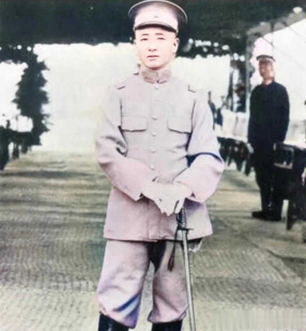 你能想象照片中这位看上去文质彬彬的男人，竟然是土匪出身，后来更是成为“东北王”的