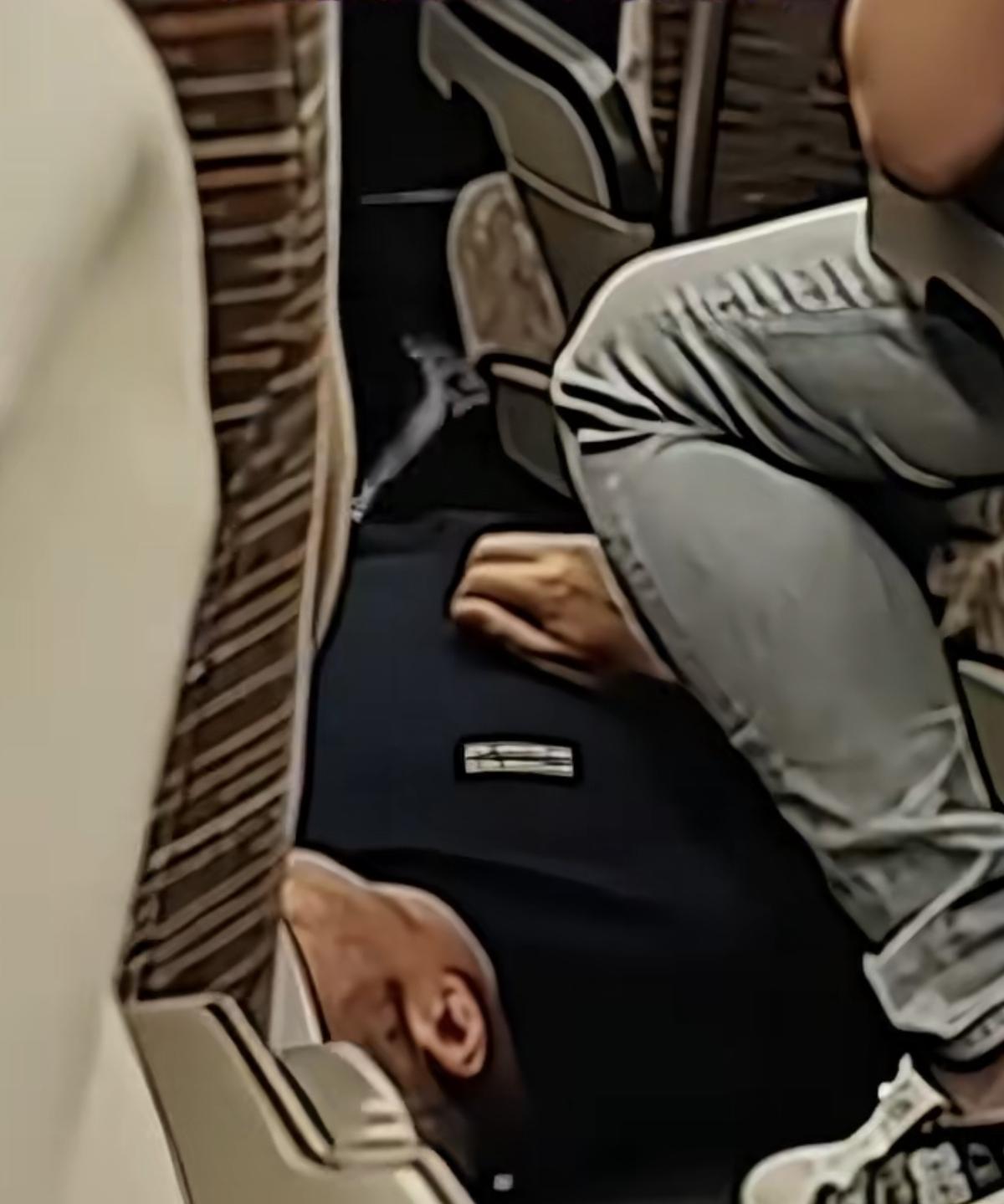 高铁小孩连续2小时踢座椅，家长全程装没看见！前排男子忍无可忍动手，双方扭打，一人