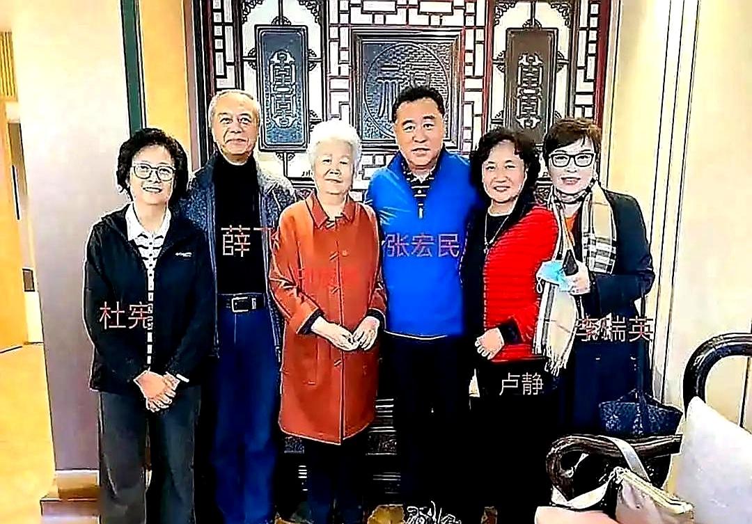 一张聚餐合影刷屏时，76岁邢质斌、69岁杜宪、62岁李瑞英、62岁张宏民同框。