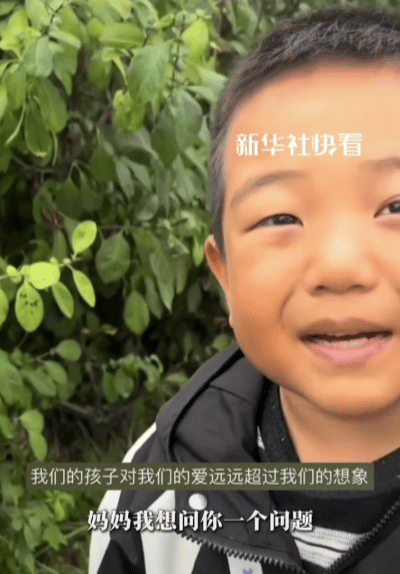 “泪目了！”近日一位年轻的妈妈接儿子放学，回家的路上，儿子的话让她瞬间破防。网友