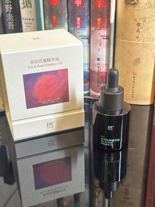 “折得玫瑰花一朵，凭君簪向凤凰钗。”