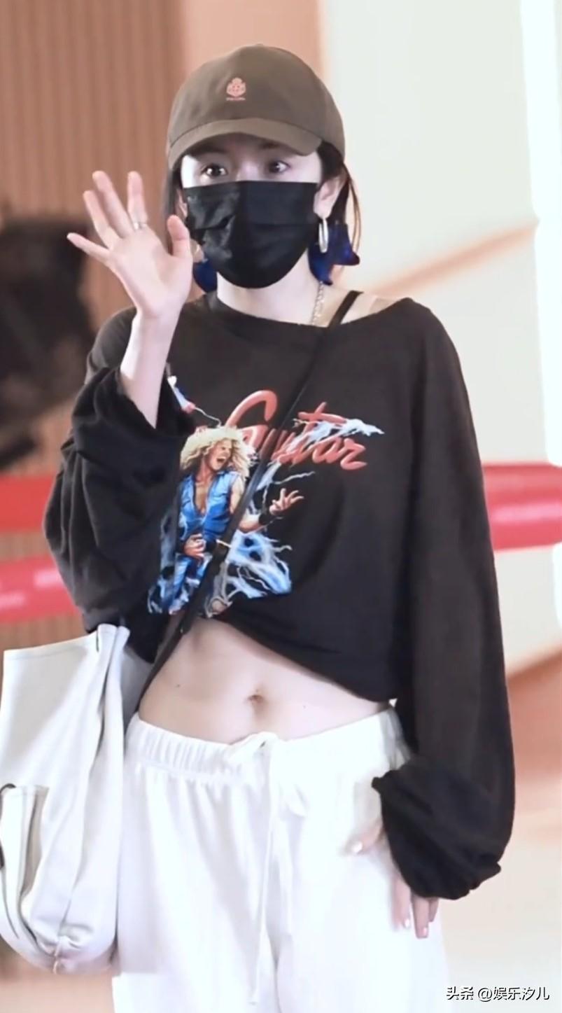 杨幂马甲线


杨幂简单的黑色印花长袖T恤，被她随意一挽就变成了露脐装，平坦的小