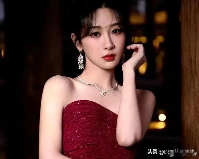 杨紫在90花里资源那叫一个亮眼！她一路稳扎稳打，如今手头的资源相当优质。之前和迪