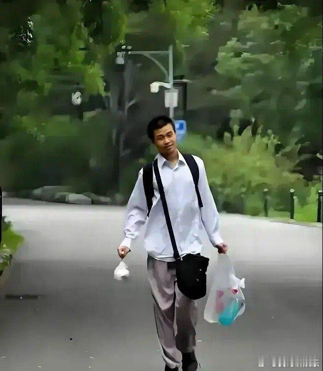 万万没想到韦东奕又双叕升职啦，成功晋级北大副教授！！！这几天北大保卫处忙的不可开
