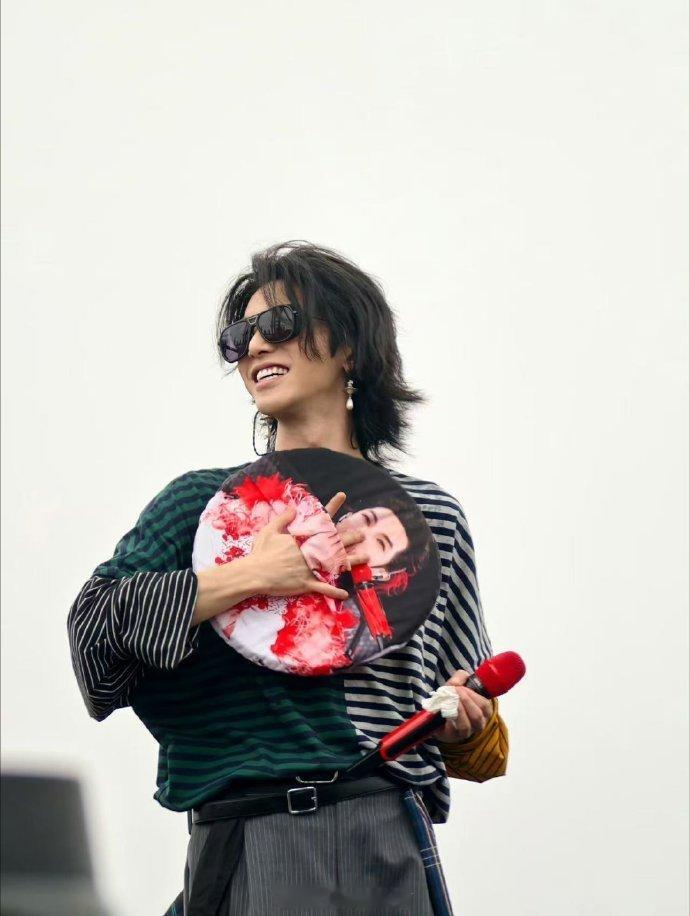 华晨宇亲了华晨宇 绝了！华晨宇上演自己亲自己的戏码，他一脸羞涩说忘了做过这表情，