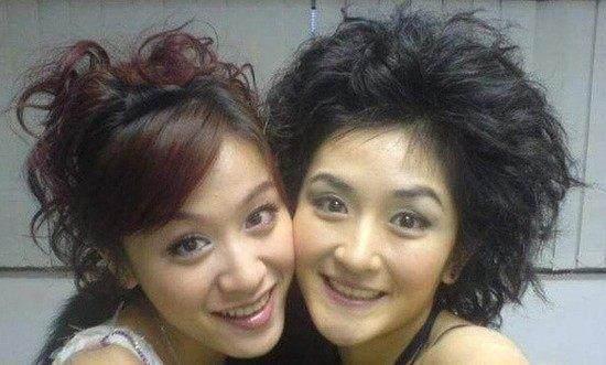谢娜叶一茜一张合影，谢娜这发型很有年代感，叶一茜好美。