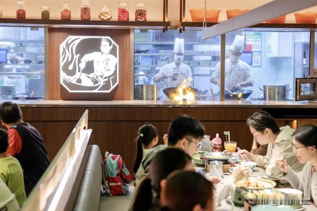 费大厨不当"大王"了，200多家店一夜换招牌。

中国烹饪协会宣布全面清理各类"