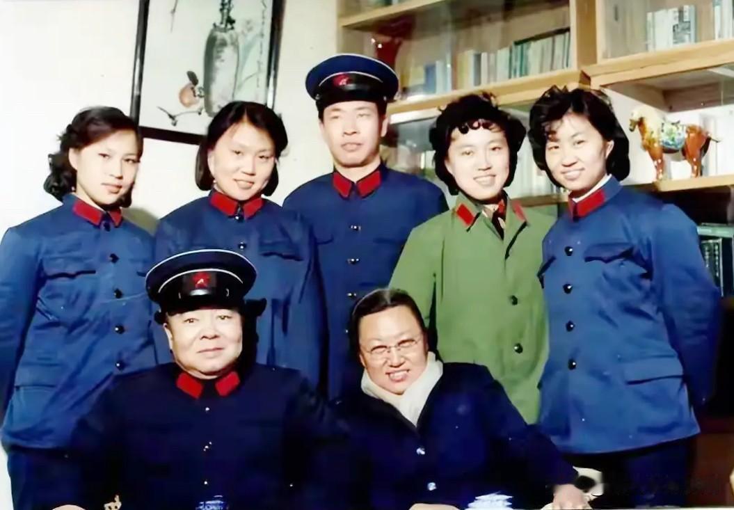 这是70年代，开国少将、原海军副司令员杨国宇与夫人姚新及五名子女的一张全家福合影