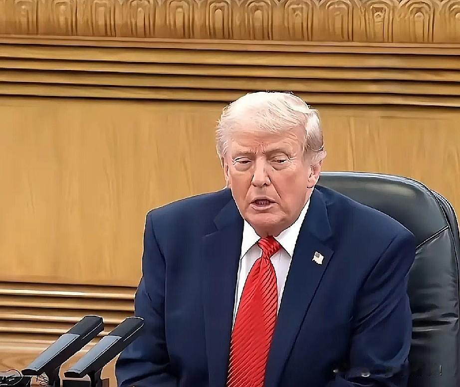 特朗普回到美国后，一脸闷闷不乐。

万斯上前询问才知道

原来这次访华行程结束，