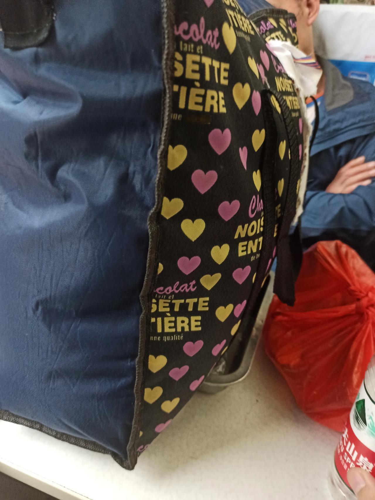 问大家一个问题，火车上自己座位上别人能放行李吗？

今天乘坐火车，我到的时候里面