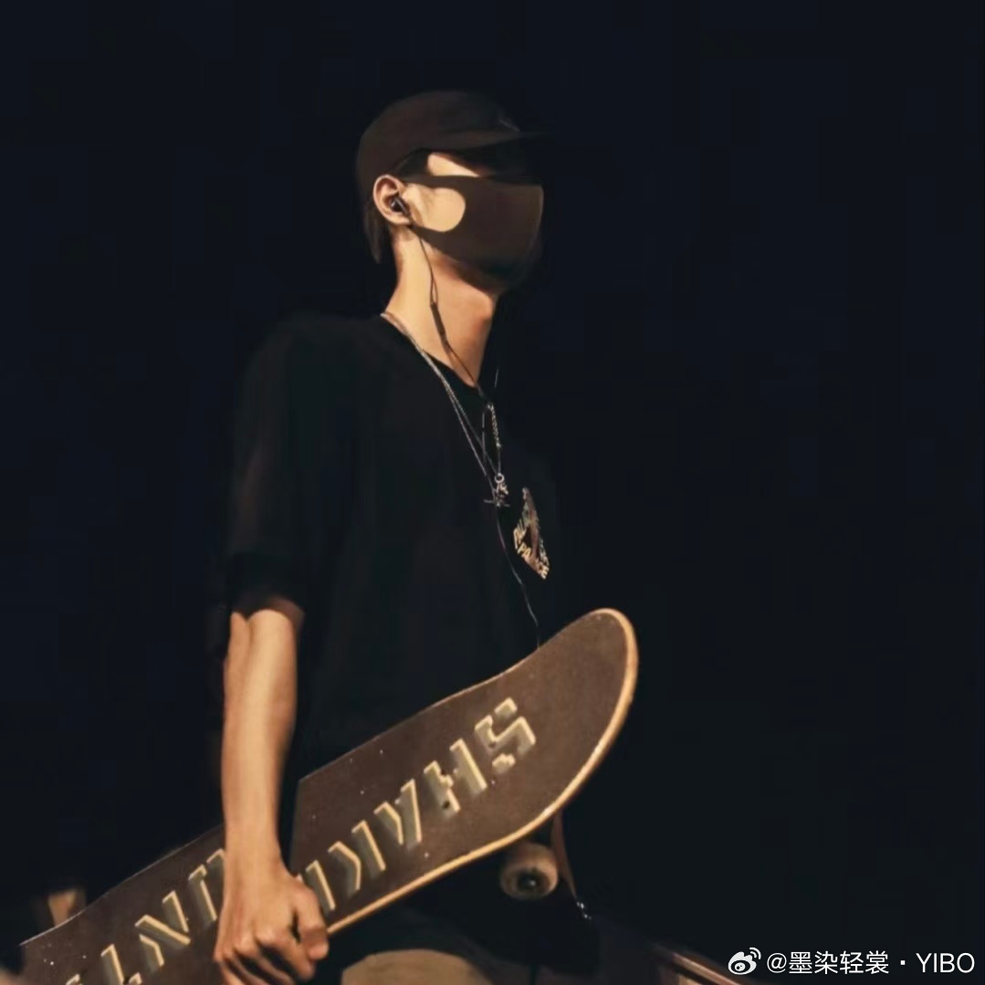 酷盖一博，板仔帅气，氛围感拉满。王一博王一博的考古日常