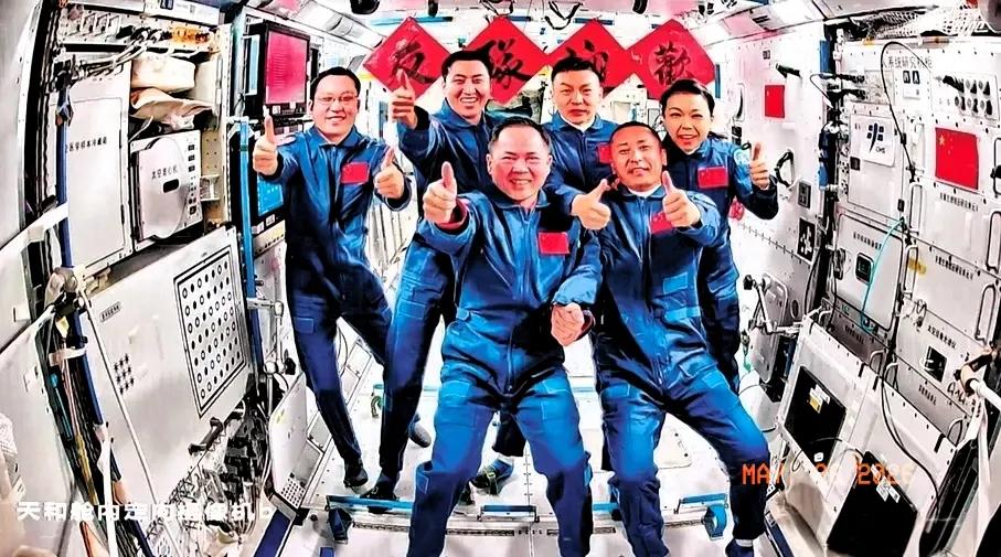 神舟21号的航天员要撤了，很多人以为是坐进飞船、按个按钮就能丝滑落地，现实哪有这