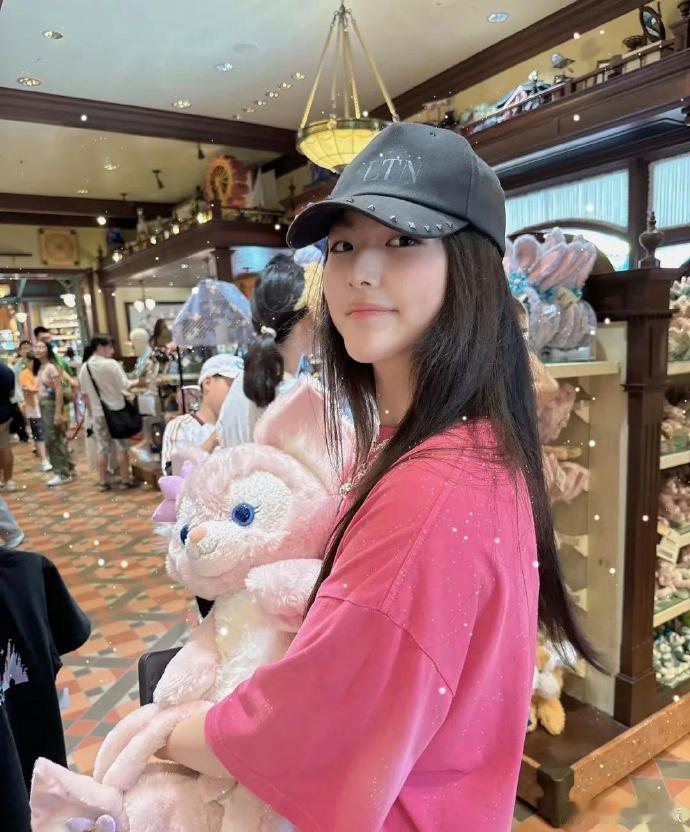 李湘携王诗龄游迪士尼，宛如真公主归家。王诗龄日渐成长，愈发美丽动人，白皙纤瘦。 