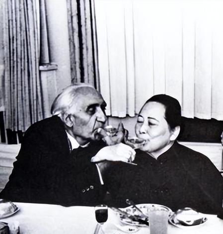 1979年，北京后海深宅，一张照片震惊无数人。

很多人只看到86岁的宋庆龄和一