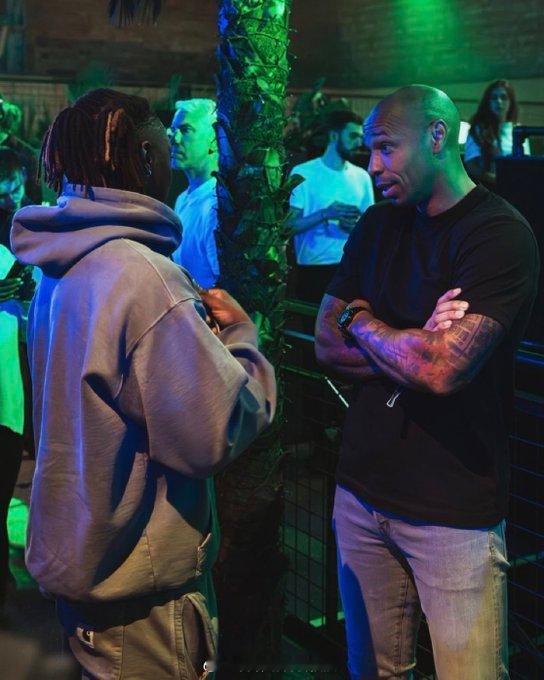 埃贝雷奇·埃兹和蒂埃里·亨利交流 英超联赛 阿森纳著名教授