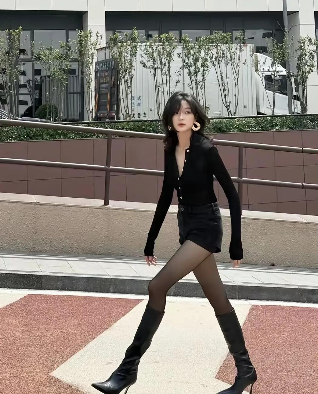 是孙千这身材，想不火也困难。

老实说，孙千这身材，堪称内娱之最了吧？和她差不多