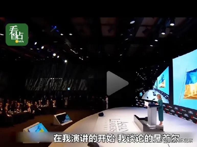 患难见真情！当泽连斯卡娅在韩国发表演讲的时候，坐在下面的约翰逊似乎很受感动，从他
