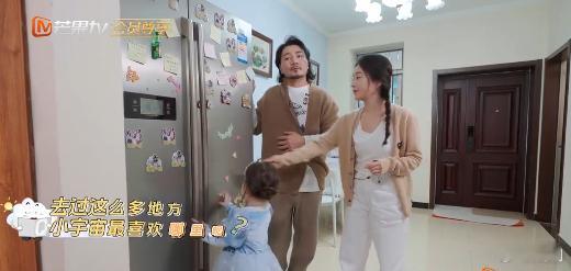 小宇宙三岁全款拿下艾莎公主鞋 谁懂啊，小宇宙穿艾莎公主裙的样子也太好看了，还霸气