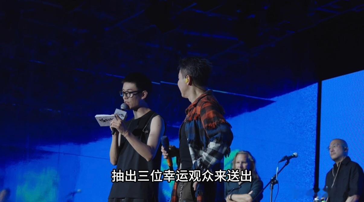 陶喆签唱会给歌迷送粽子 咱也是吃上送的粽子啦！新专辑签唱会天津站正好碰上端午节，