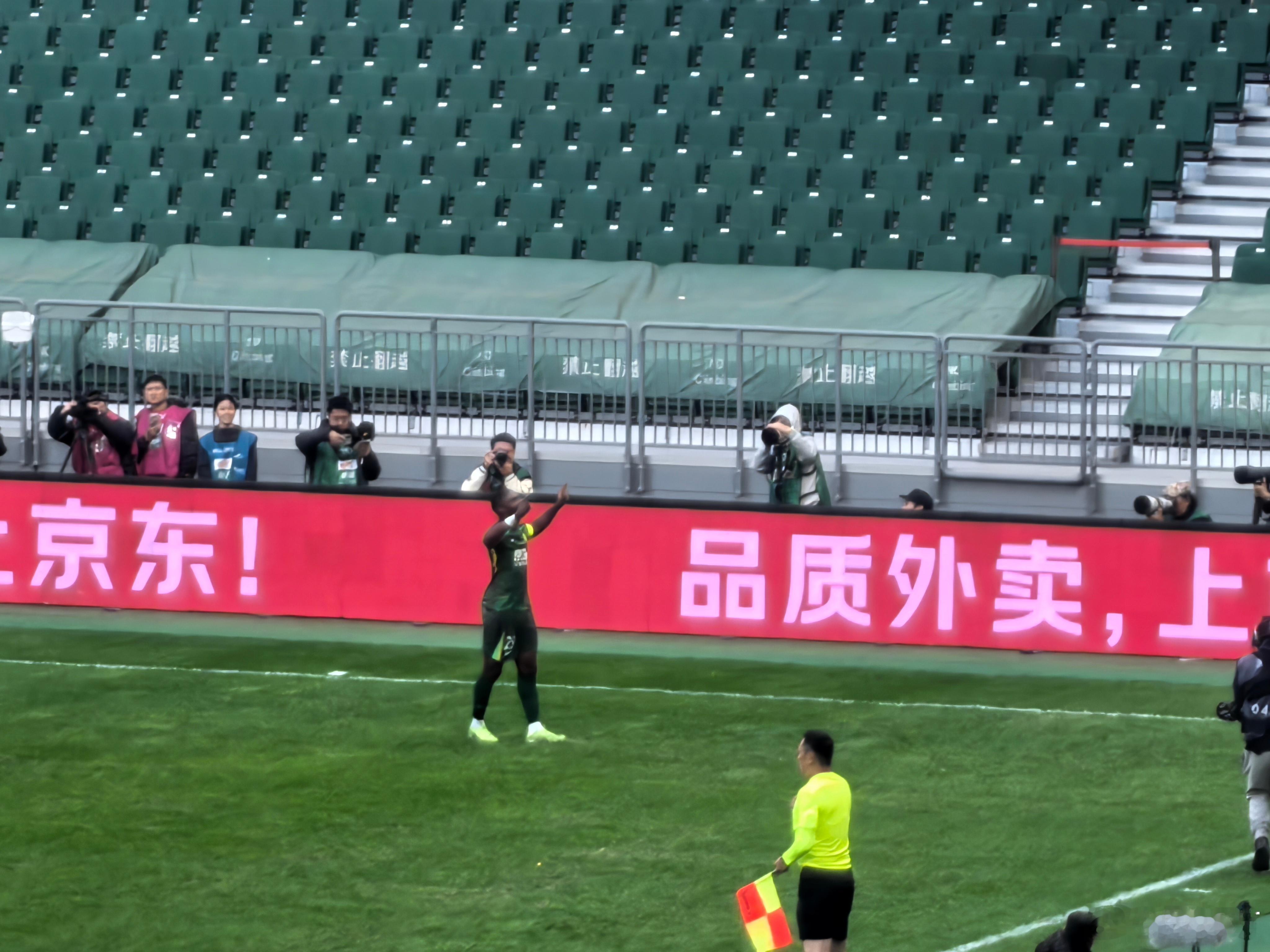 法比奥“梅开二度”这回算了，进球数来到25球！梅州只能全线压上进攻了，别无选择。