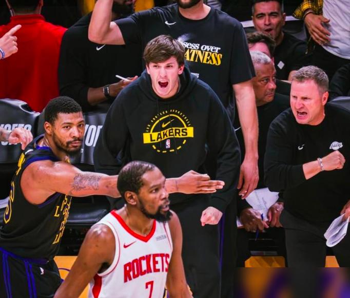 乌度卡疯了？一套战术用到死，亲手把湖人两个角色球员喂成了神。
你这边人刚扑向詹