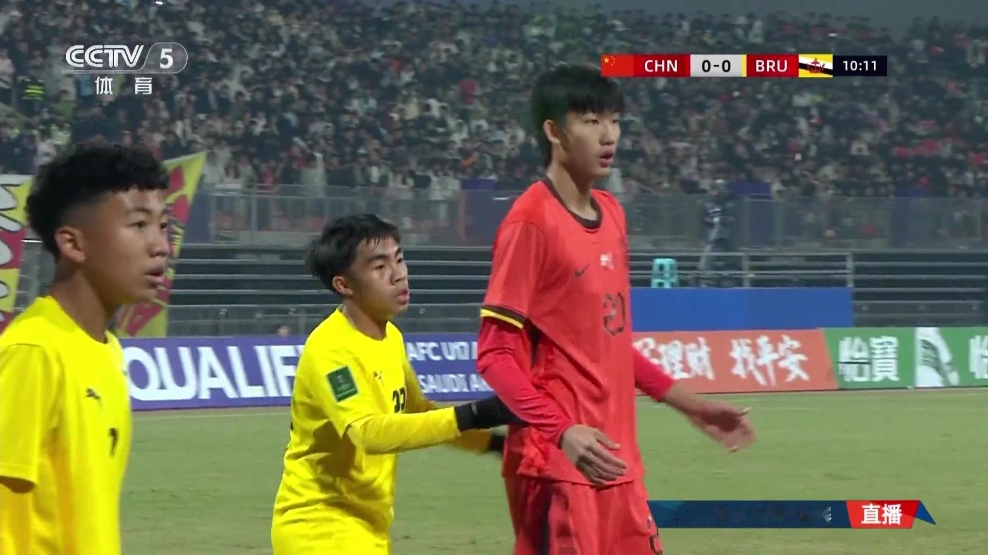 u17国足vs文莱u17上半场第10分钟，中国队高中锋赵松源利用角球甩头轻松破门