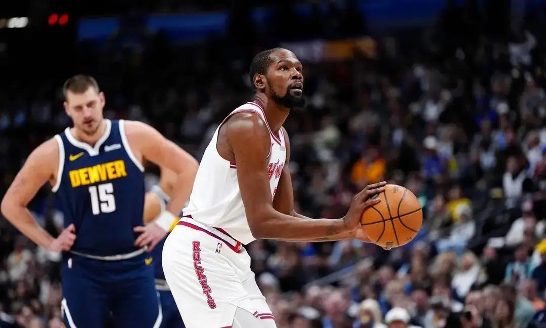 杜兰特跟腱断过，这伤放别人身上可能就废了。但他现在场均还能拿28分以上，命中率还