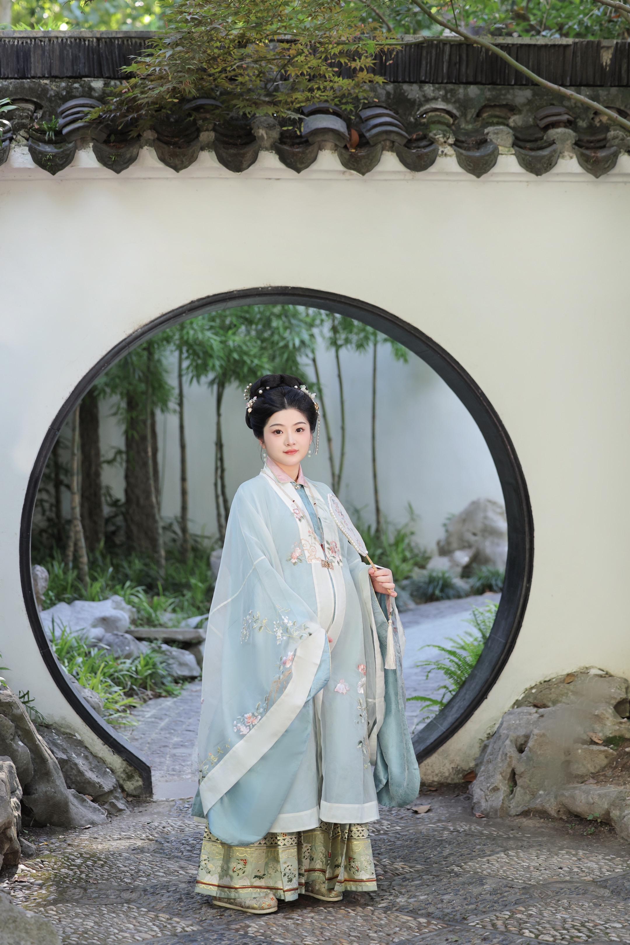 大概是古代大户人家女子怀孕的样子。