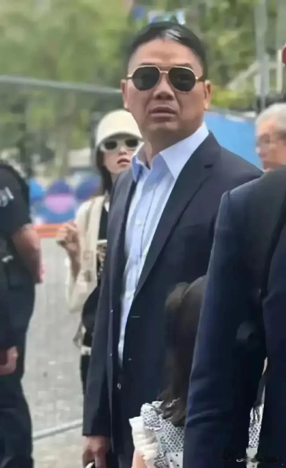 50岁的刘强东看起来非常疲惫，长胖了，老了很多。 ​​​