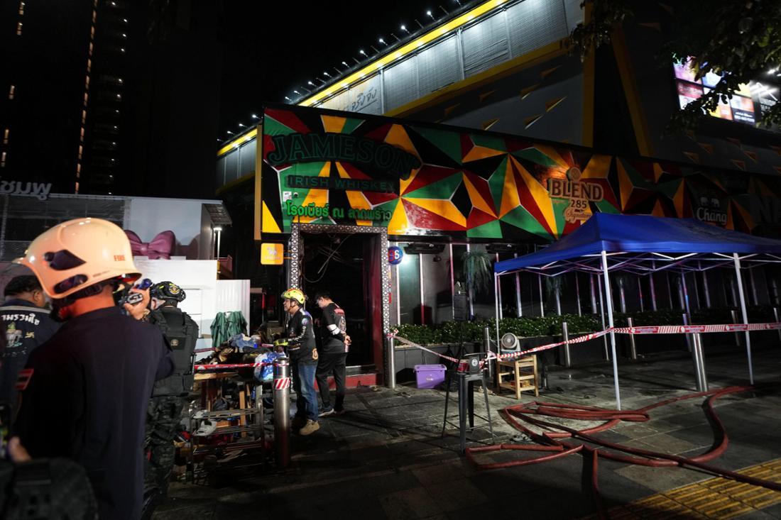 【曼谷酒吧火灾至少27死，多人被困厕所遇难】

曼谷乍都节区一家热门酒吧发生火灾