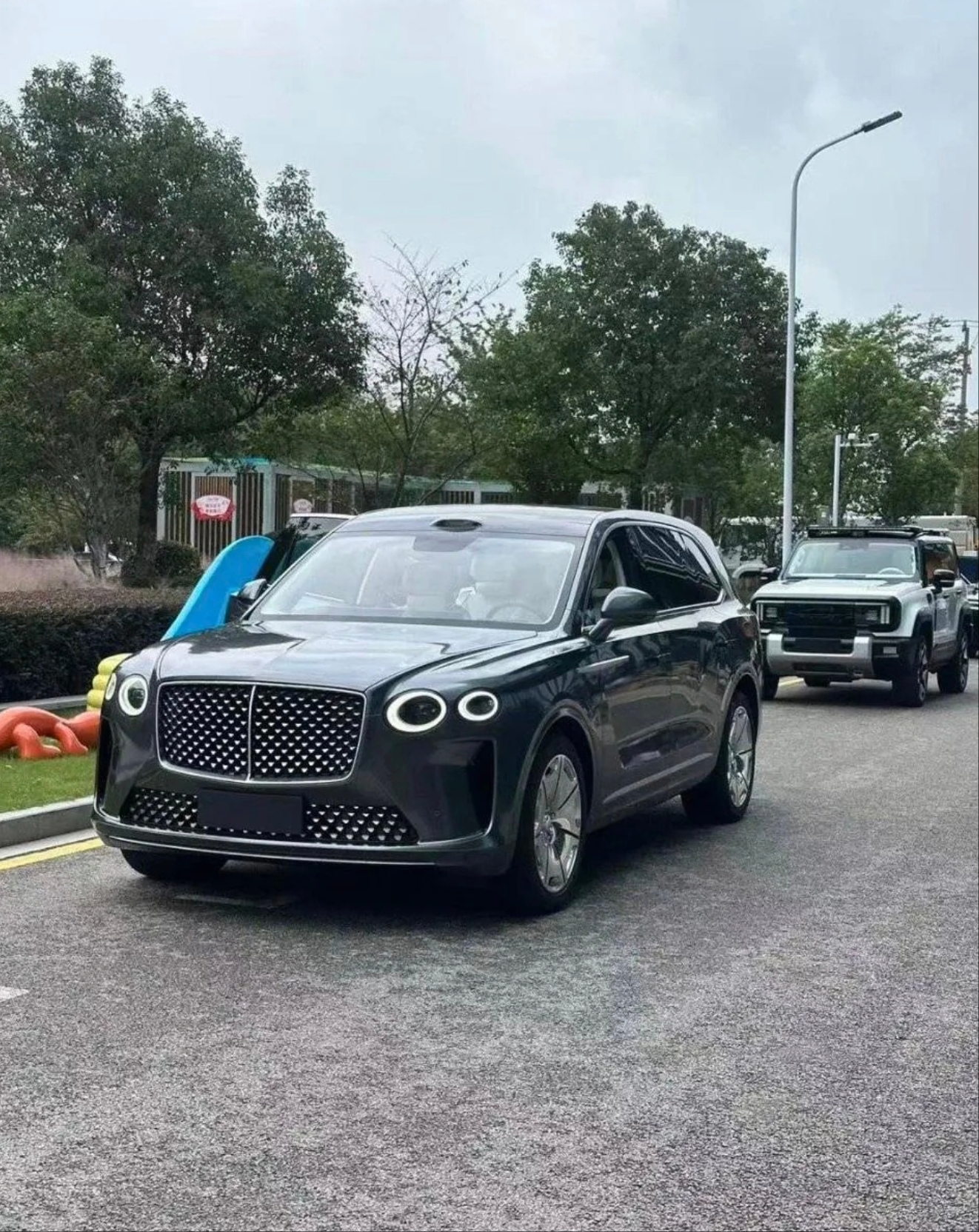 有谁猜的出来，这是什么车，反正不是宾利添乱 ​​​