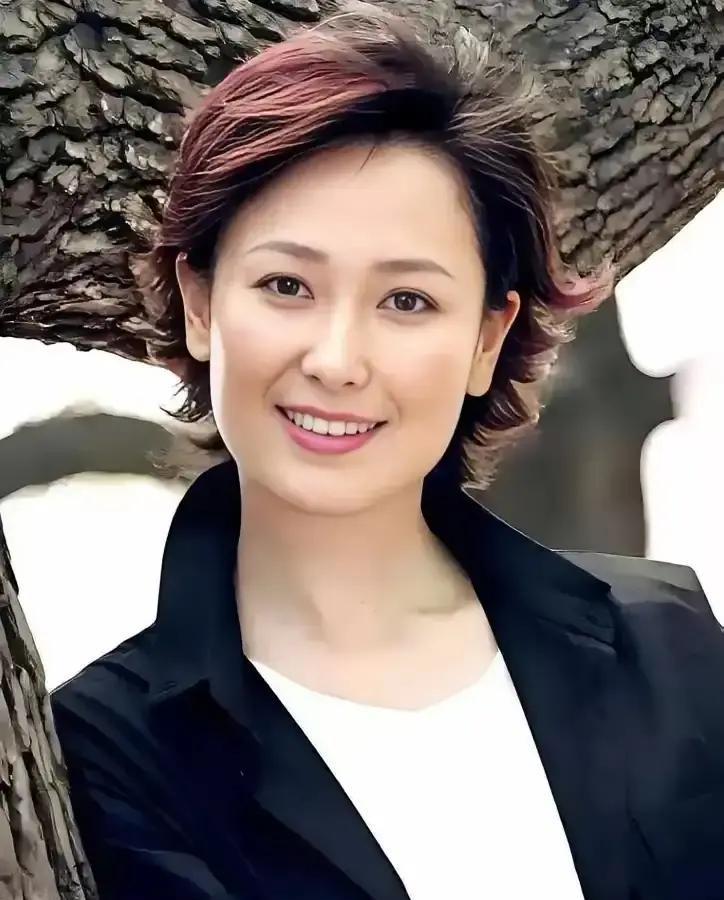1994年，左翎抱着飞天奖奖杯跨进家门，王建成瞥了一眼，突然把碗筷往桌上一摔：“
