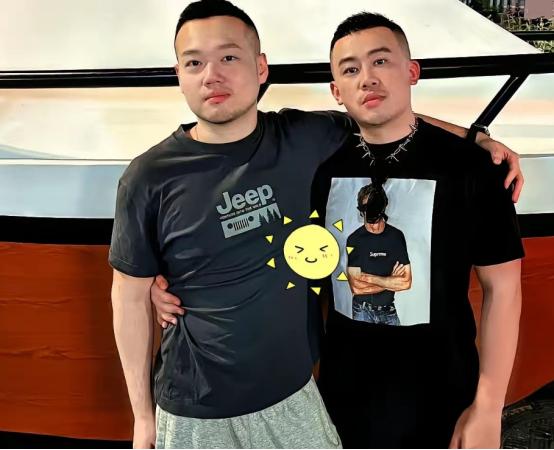 太巧了！大陆男子在丽江偶遇台湾游客，两人一聊祖籍都是浙江桐乡，还都姓费，男子回家