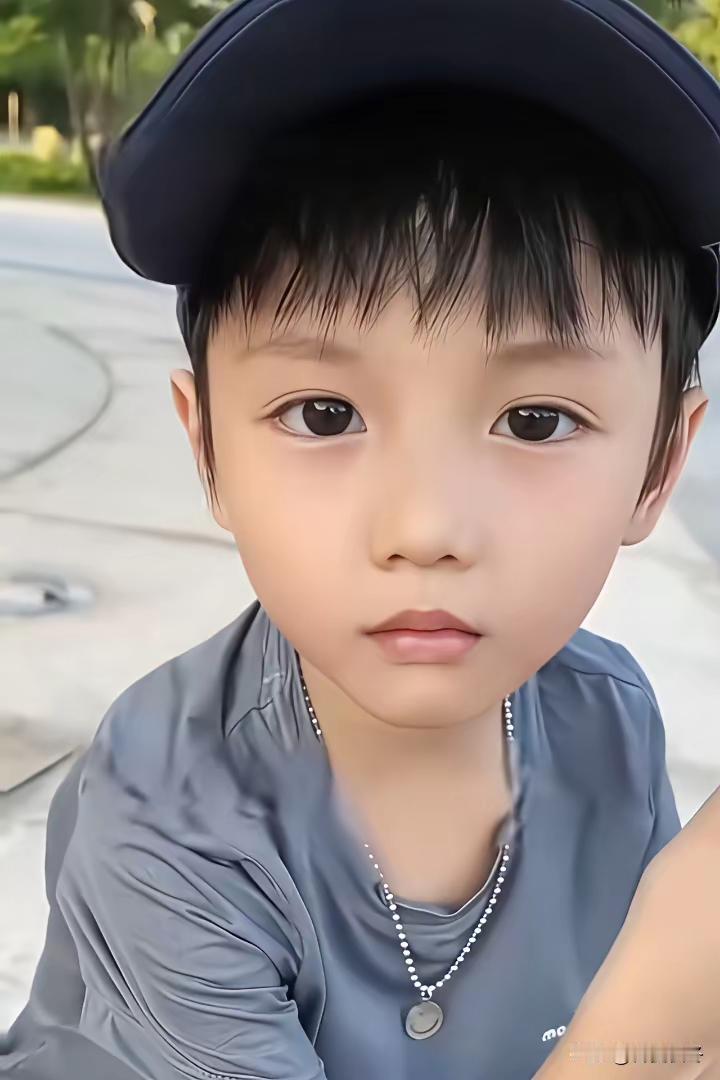 单凭一张小男孩儿的近脸照，你能看得出他父母是谁吗？他父母是大明星