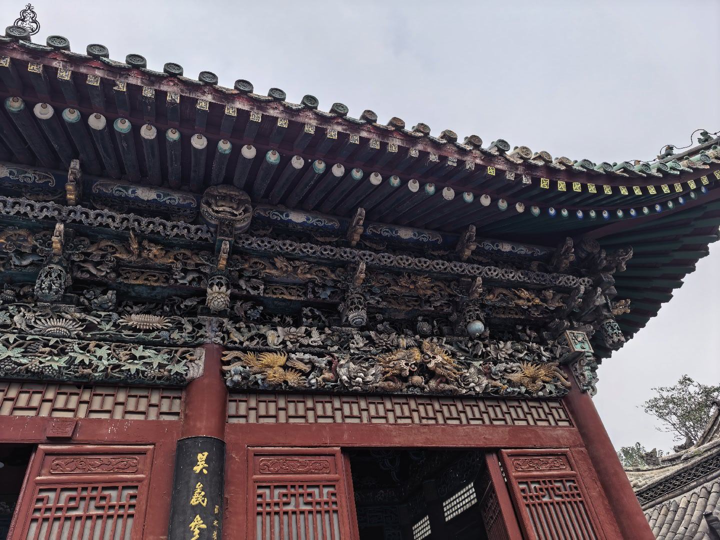 山陕甘会馆，晨钟暮鼓，果然财大气粗。讲解老师强调，木雕上的龙头，东边的抬起来 ，