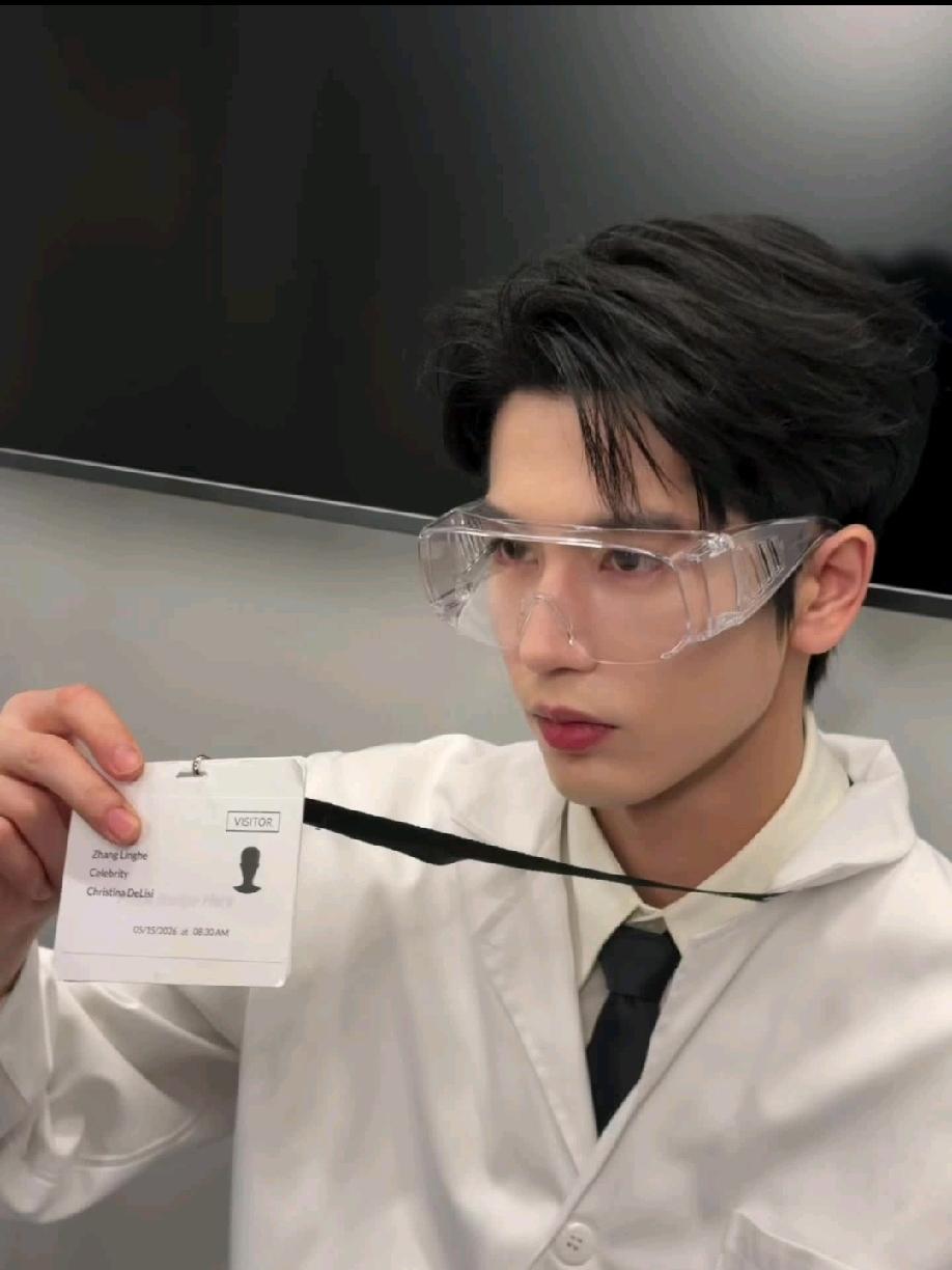 哇哦，简直帅死了，快来跟高颜值学长张凌赫一起做实验吧！
      这身白大褂让