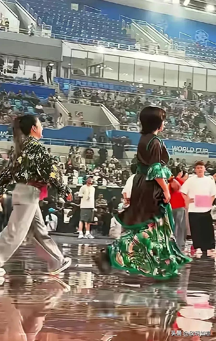 快八十的刘晓庆这状态太有活力了，这哪像老太太说三十多岁都有人相信。
不仅容貌上始