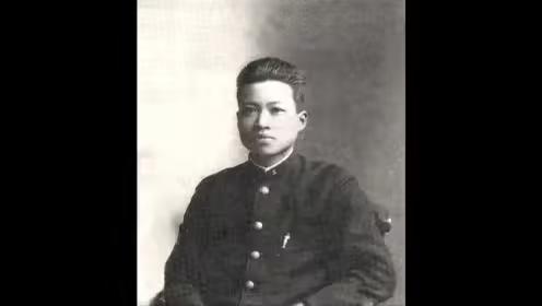 1937年，一个日本女人独自在家洗萝卜，院门外突然响起皮鞋声。来的不是邻居，是日