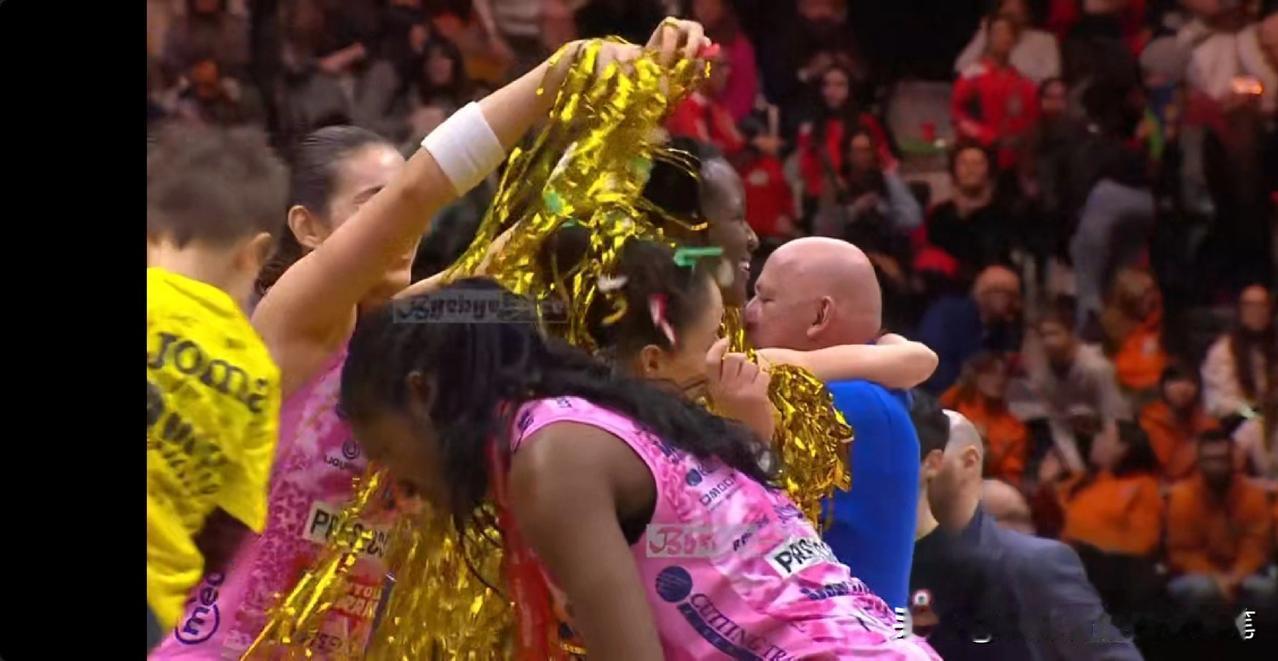 看哭了[笑哭]，科内利亚诺女排决赛打得荡气回肠，太燃了[加油]
拦网拿下最后一分