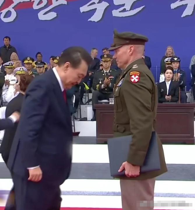 韩国首尔举行了一场盛大的阅兵式，本应是展示国家军事实力和爱国情怀的庄严仪式，却意