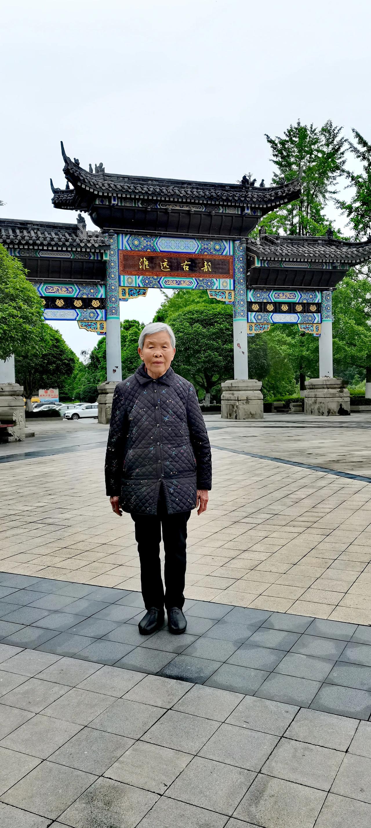 母亲“麦巴”扯得好
皮薄块大
就是现在
大家在街上
看到的那种
它有一个好听的名