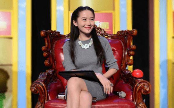 河北“黑寡妇”何一：前首富丈夫蹲监狱，自己却拥2300亿享受生活。 
2022年