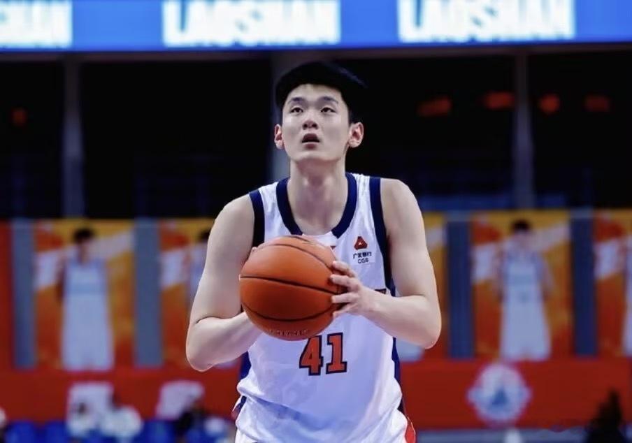 青岛男篮vs广东男篮一场比赛让两名球员成为大家聚焦点所在：一个麦考尔是终于回归，